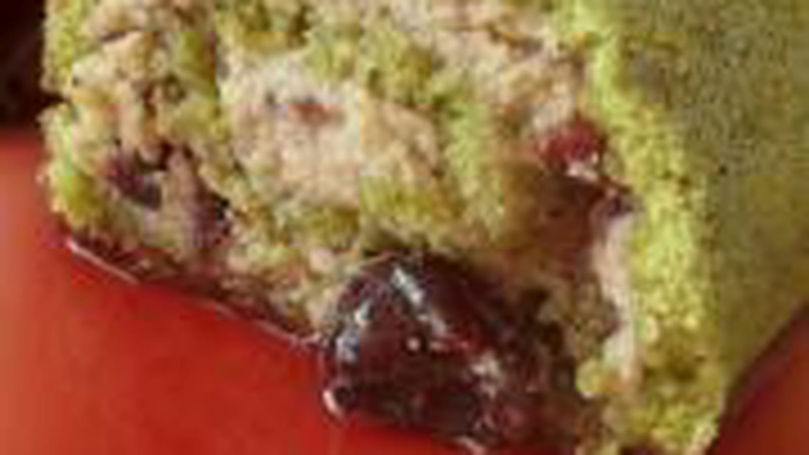 Bûche au matcha, marrons et cerises amarena