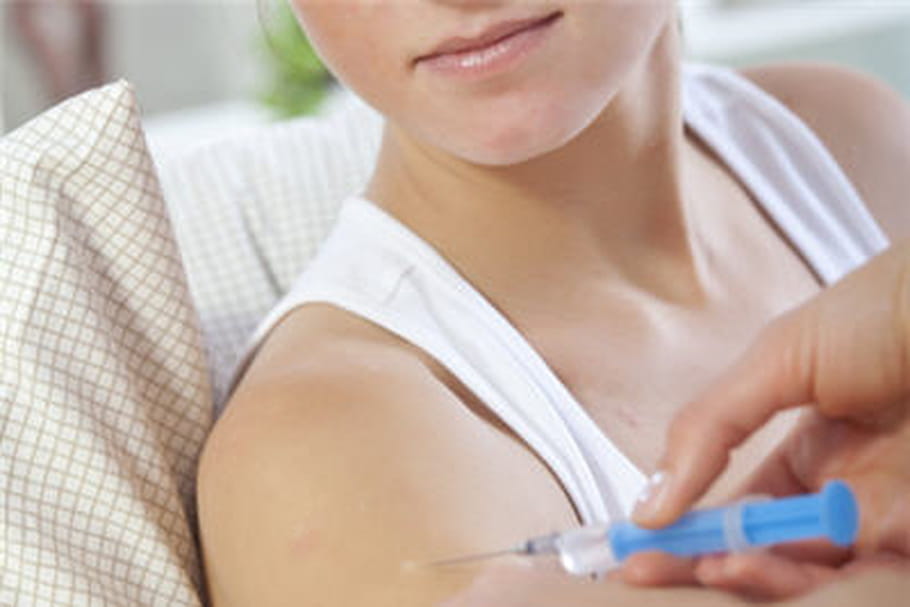 Vaccin contre le cancer de l'utérus : une jeune femme porte plainte