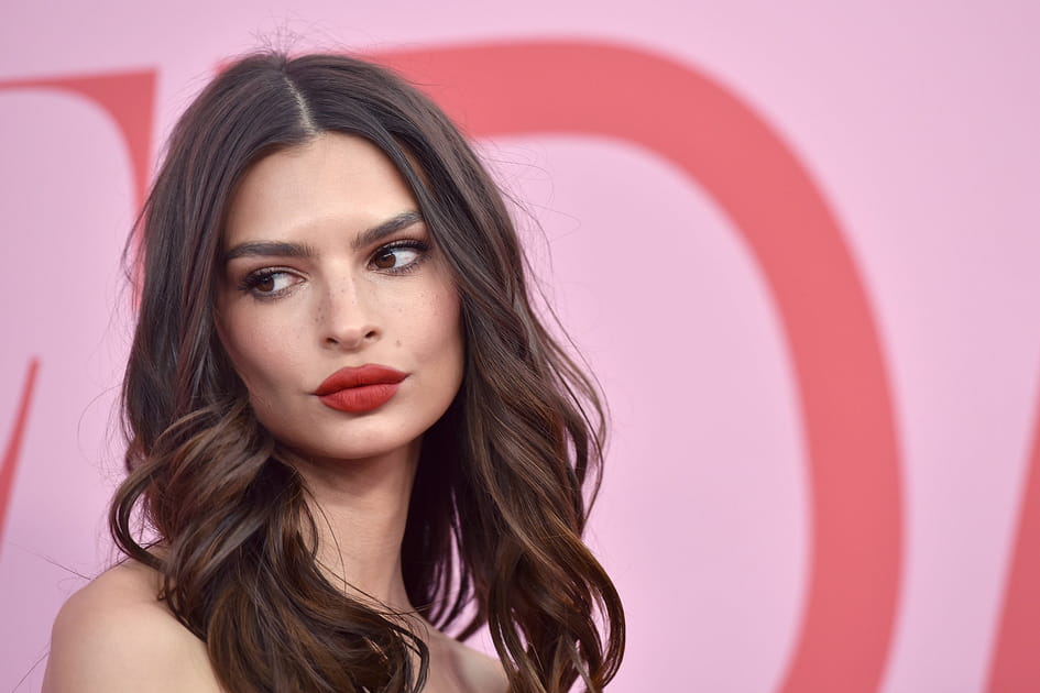 Top&nbsp;: Emily Ratajkowski et son rouge sexy