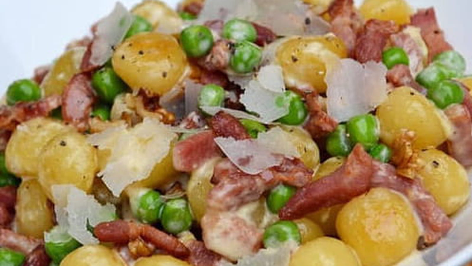 Gnocchi rissolés aux petits pois, lardons fumés et noix