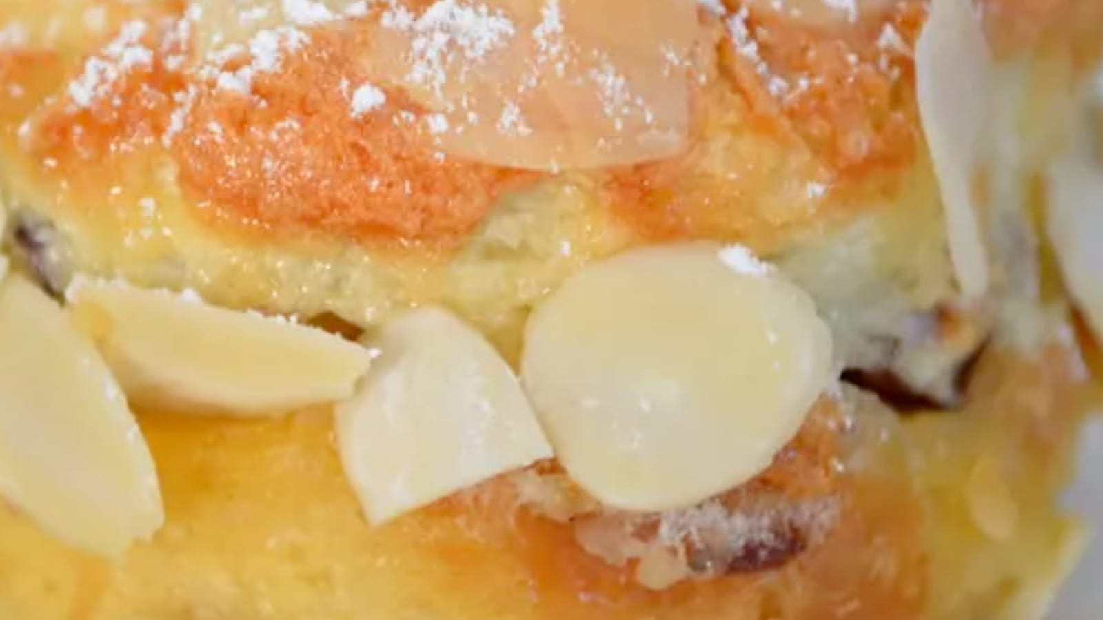 Gâteau de croissant perdu et blancs d'oeufs caramélisés