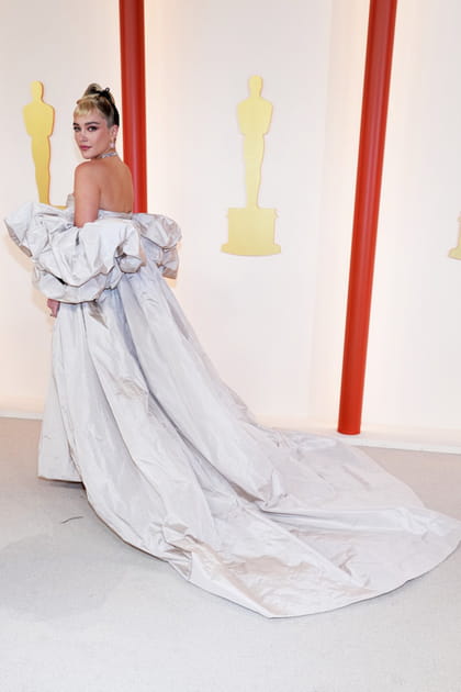 Florence Pugh en robe blanche à volants Valentino
