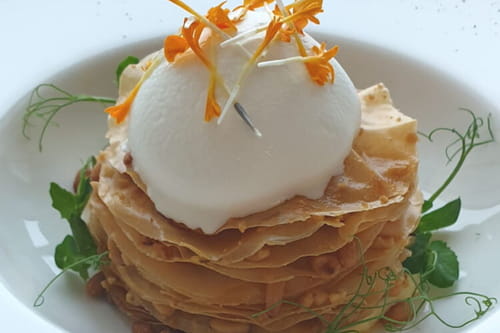 Tarte feuilletée pignons de pin et fleur d'oranger