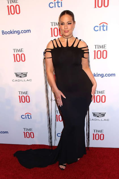 Ashley Graham en robe noire à détails ajourés