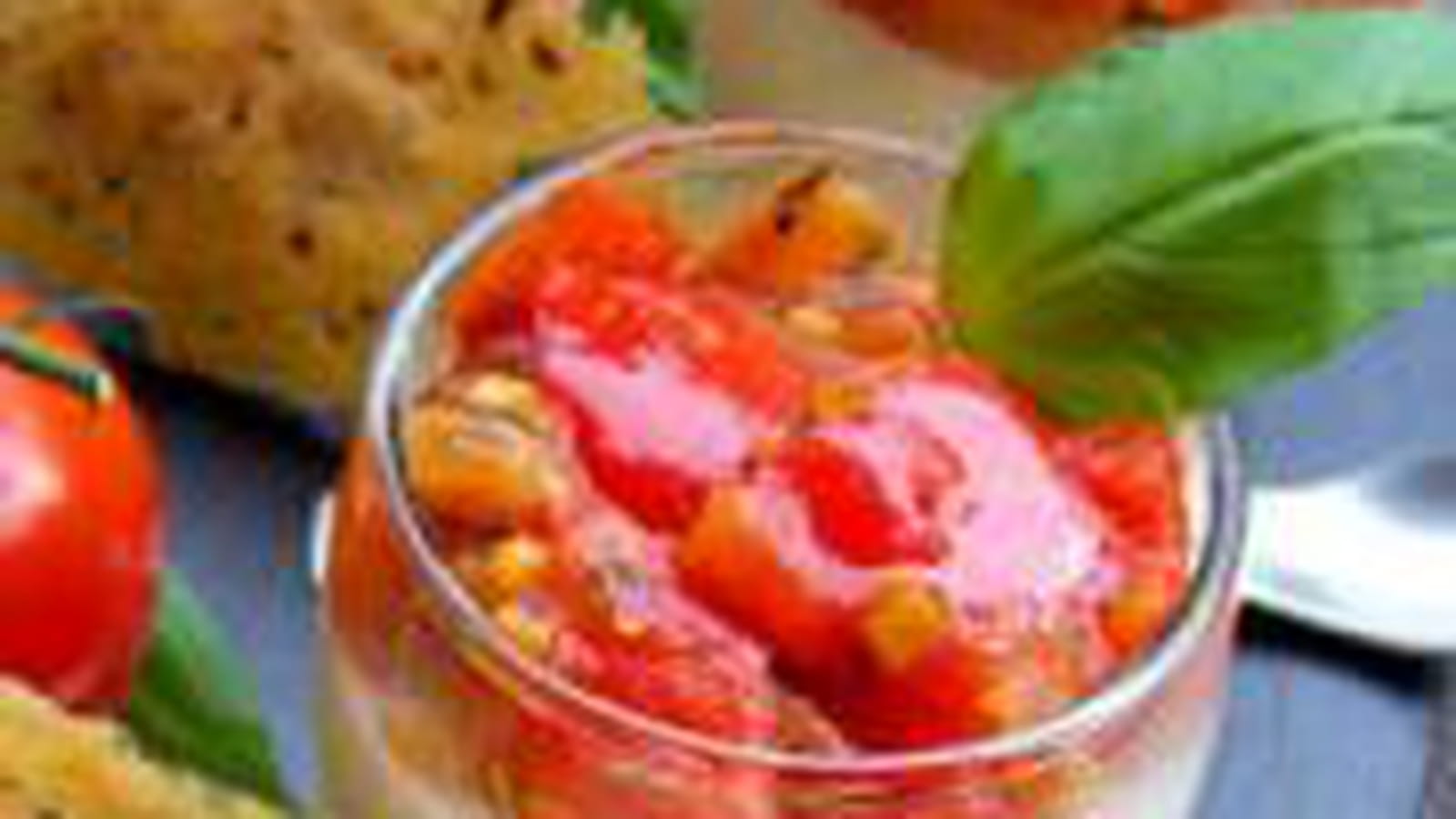 Panna cotta au parmesan, tomates-poivrons et tuiles poivrées
