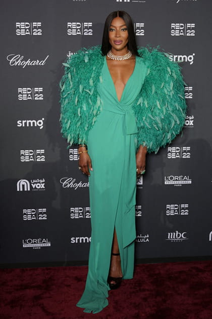 Naomi Campbell en longue robe verte fendue à manches oversize à plumes Valentino