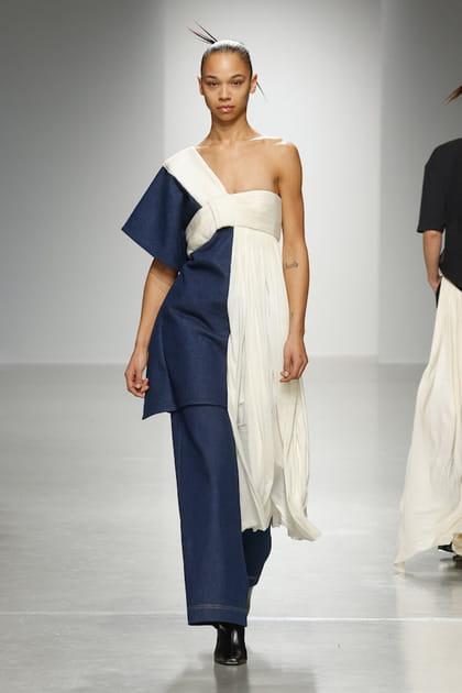 Top asym&eacute;trique et pantalon large aper&ccedil;us sur le d&eacute;fil&eacute; Mossi