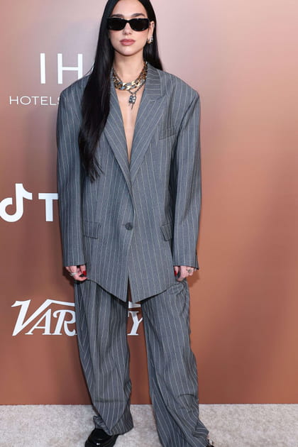 Dua Lipa en costume gris oversize