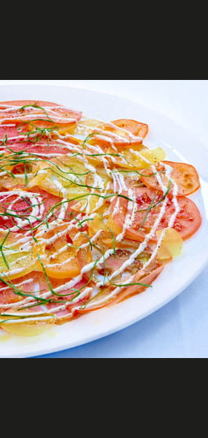 Carpaccio de tomates, cr&egrave;me fra&icirc;che aux quatre &eacute;pices et oseille