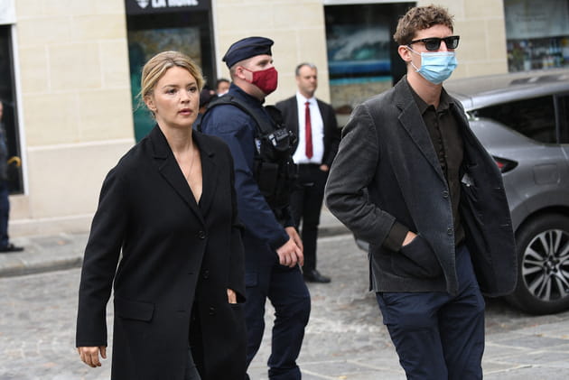 Virginie Efira et Niels Schneider arrivent &agrave; la c&eacute;r&eacute;monie en l'hommage de Guy Bedos