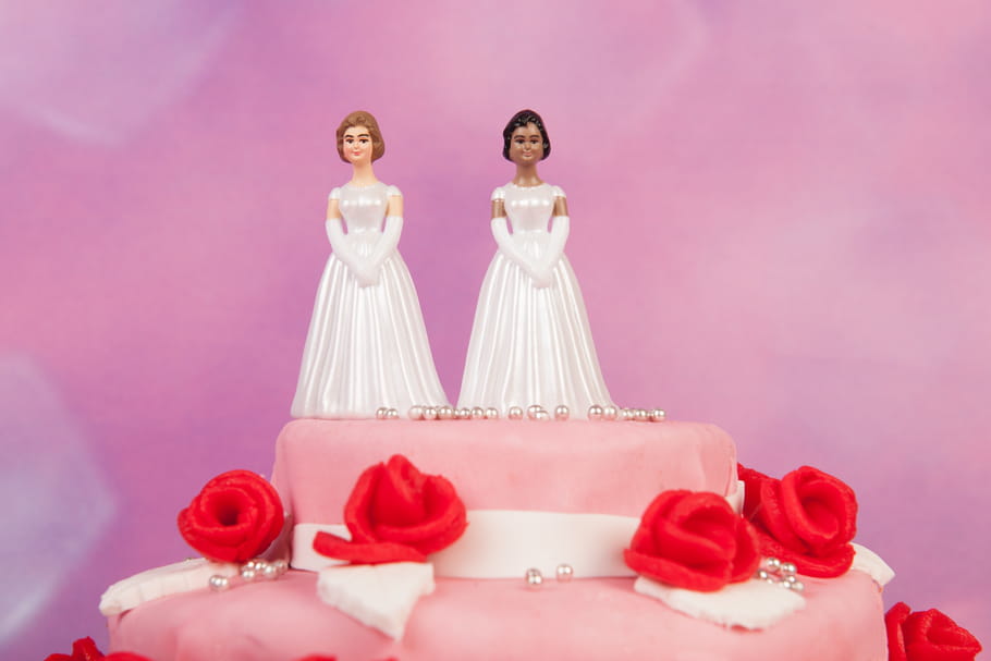 Deux jeunes femmes unies : 1er mariage gay en Irlande du Nord