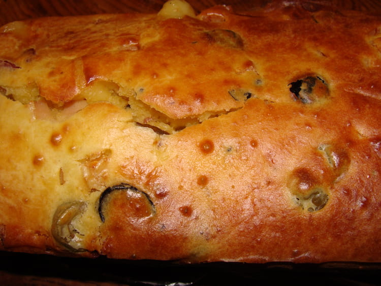 Recette de Cake aux olives, jambon, lardons et deux fromages