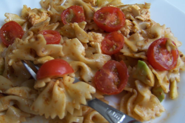 Salade de pâtes aux tomates, avocats et mozzarella-image