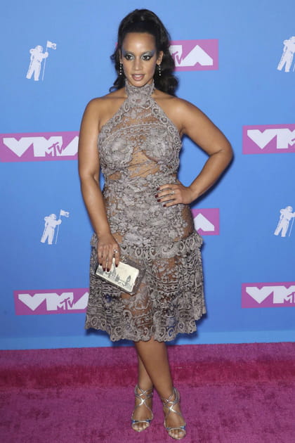 Dascha Polanco en robe transparente m&eacute;tallique &agrave; encolure am&eacute;ricaine