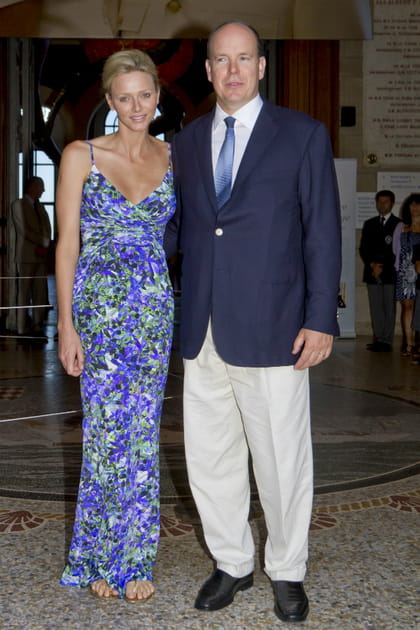 Charl&egrave;ne de Monaco en robe imprim&eacute;e bleue Roberto Cavalli