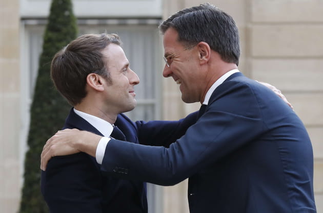 Accolade entre Emmanuel Macron et Mark Rutte, Premier ministre des Pays-Bas