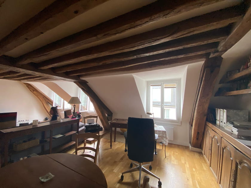 Avant&nbsp;: une salle &agrave; manger pas tr&egrave;s moderne au mobilier trop fonc&eacute;