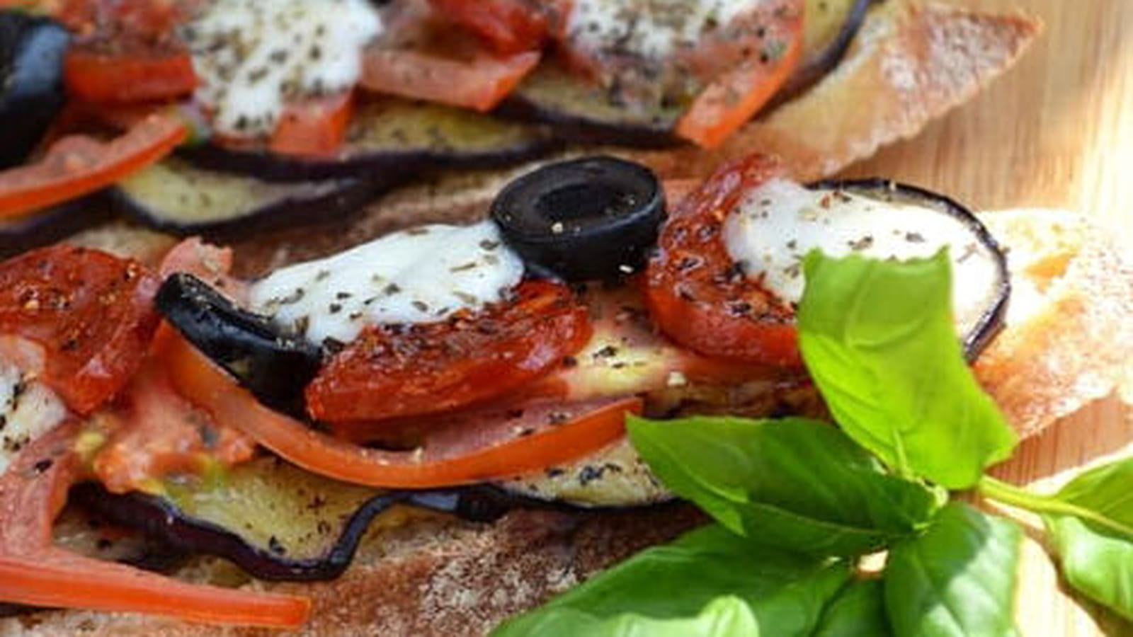 Bruschettas aux aubergines grillées, tomates, chorizo et mozzarella