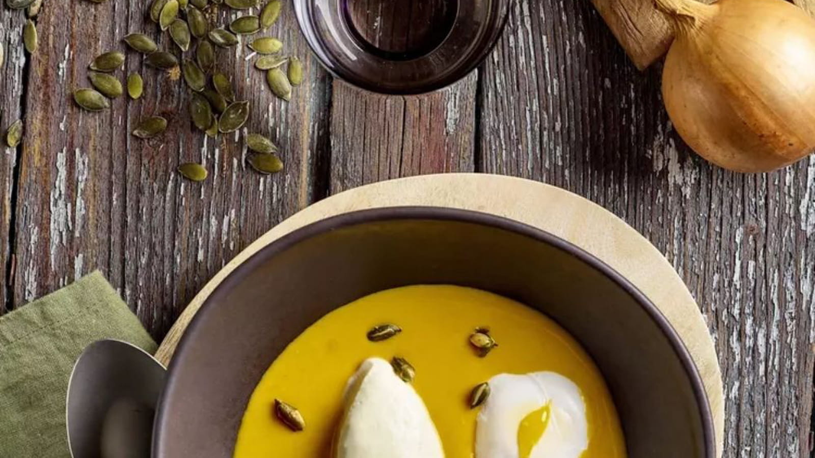 Velouté de potiron, quenelle de chaource et graines de courge