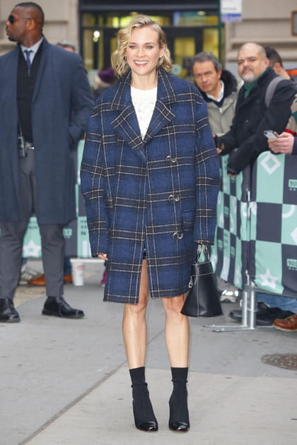 Diane Kruger en manteau mi-long à carreaux et bottines noires