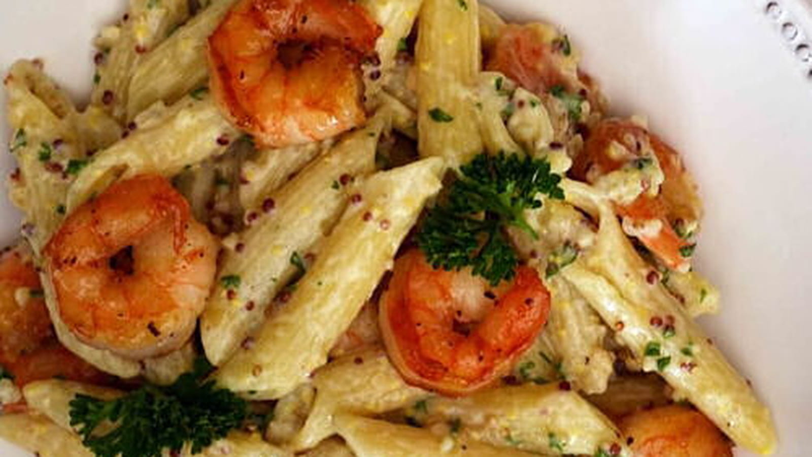 Pâtes penne sauce parmesan, moutarde, quinoa et crevettes caramélisées au miel
