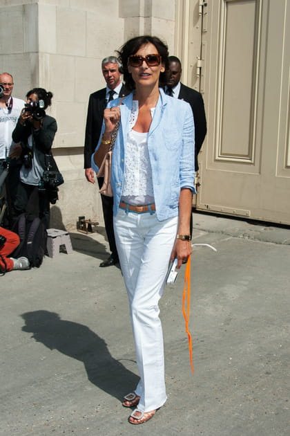Inès de la Fressange en pantalon blanc et veste bleu ciel