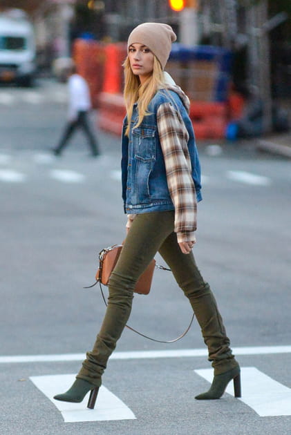 Hailey Bieber en veste en jean, chemise à carreaux et slim kaki