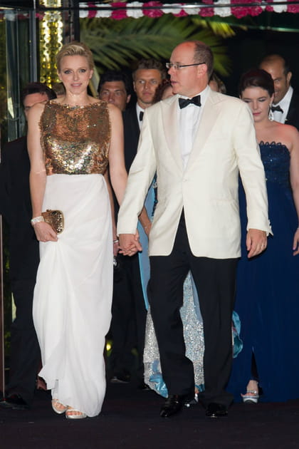 Charl&egrave;ne de Monaco en robe or et blanc