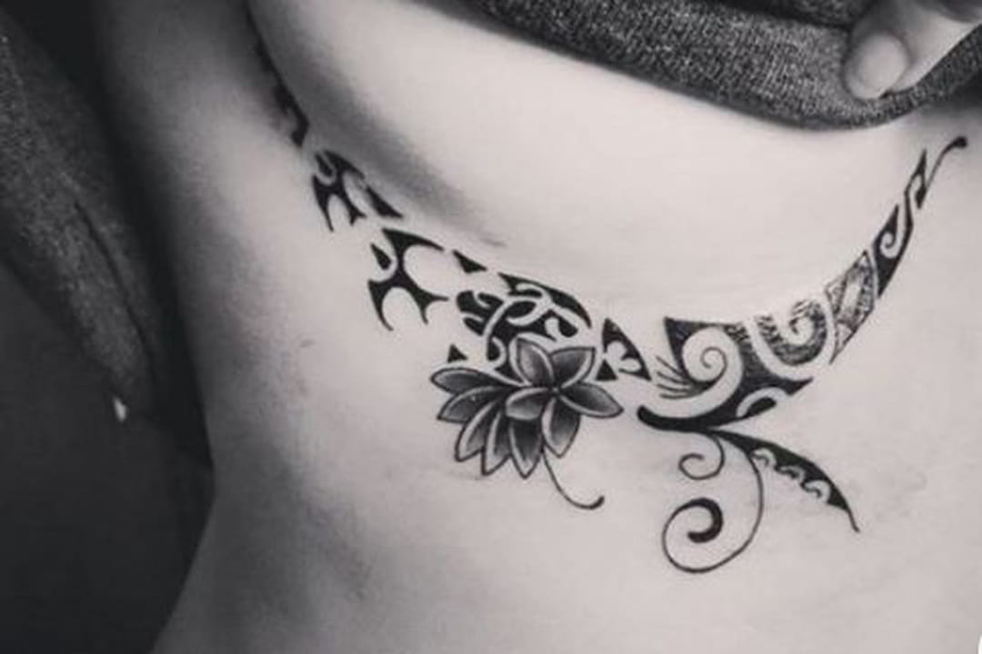 Tatouage maori sous le sein