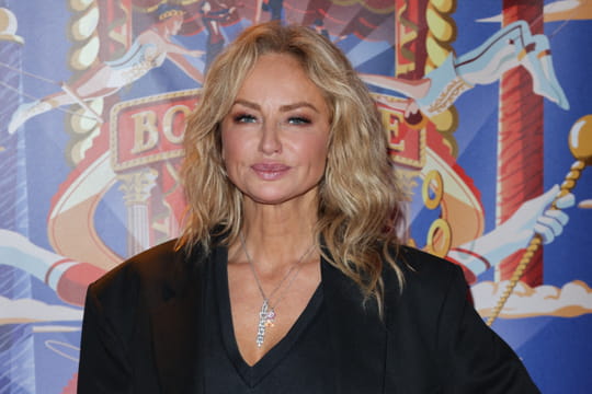 Adriana Karembeu en petite robe noire - elle r&eacute;invente cet incontournable de la garde-robe parisienne