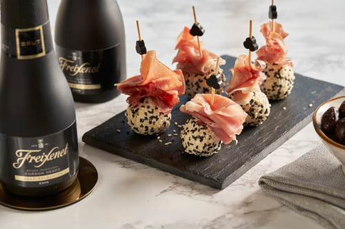 Bouchées de chèvre frais au sésame et jambon serrano