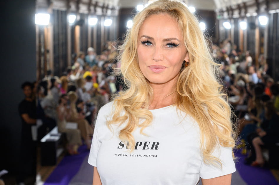 Les cheveux boucl&eacute;s d'Adriana Karembeu