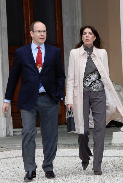 Caroline de Monaco en manteau droit et pantalon gris