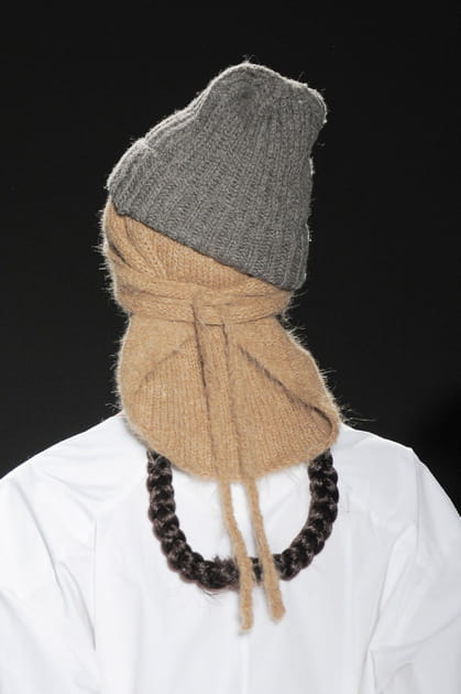 Le bavoir &agrave; bonnet en laine du d&eacute;fil&eacute; A Detacher