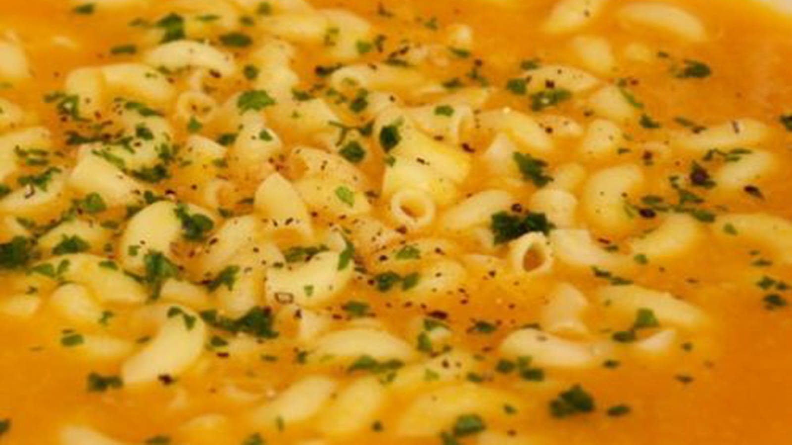 Potage de poireaux et carottes au parmesan avec leurs pâtes coquillettes