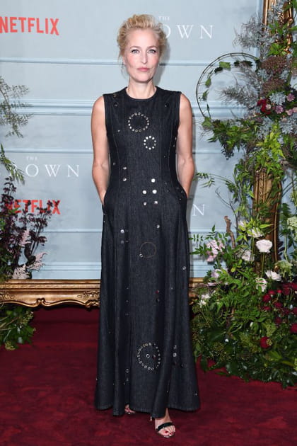 Gillian Anderson en robe sans manches à détails brillants