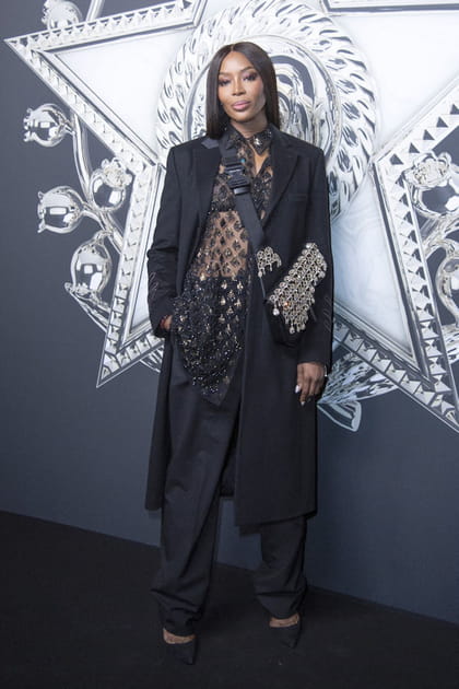 Naomi Campbell en chemise transparente &agrave; paillettes et pantalon de costume large Dior