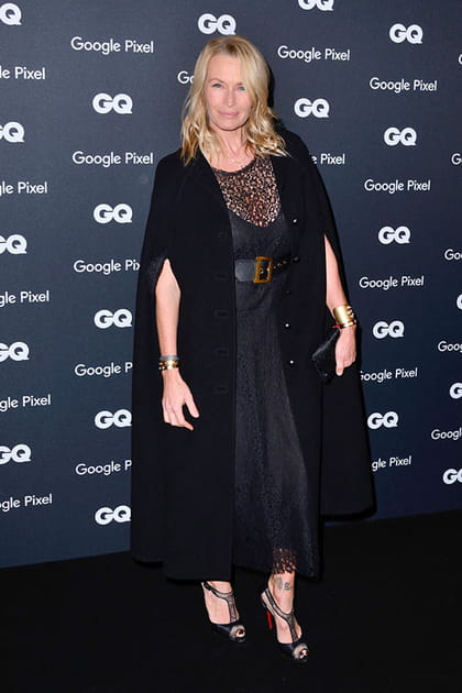 Estelle Lefébure en robe longue noire et manteau façon cape