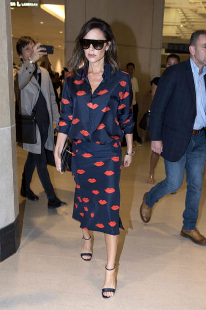 Victoria Beckham en ensemble noir à motifs lèvres rouges