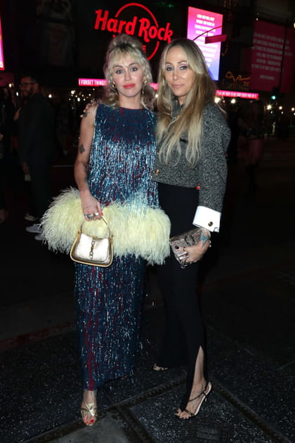 Tish Cyrus en veste crop et Miley Cyrus en robe &agrave; plumes