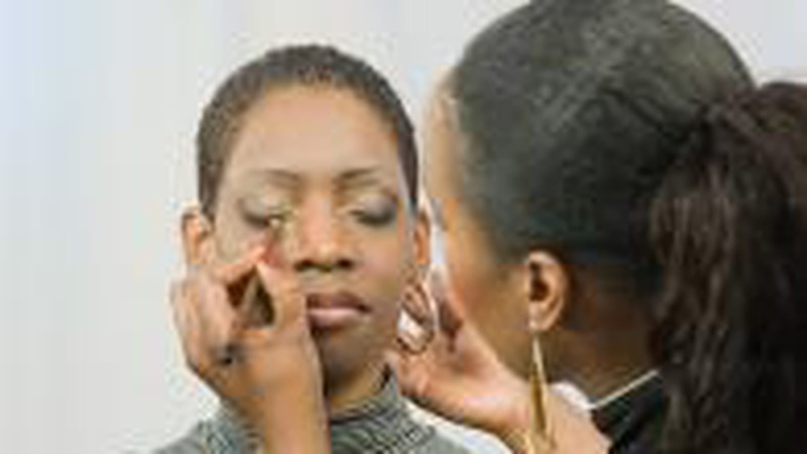 Du crayon noir pour souligner le regard