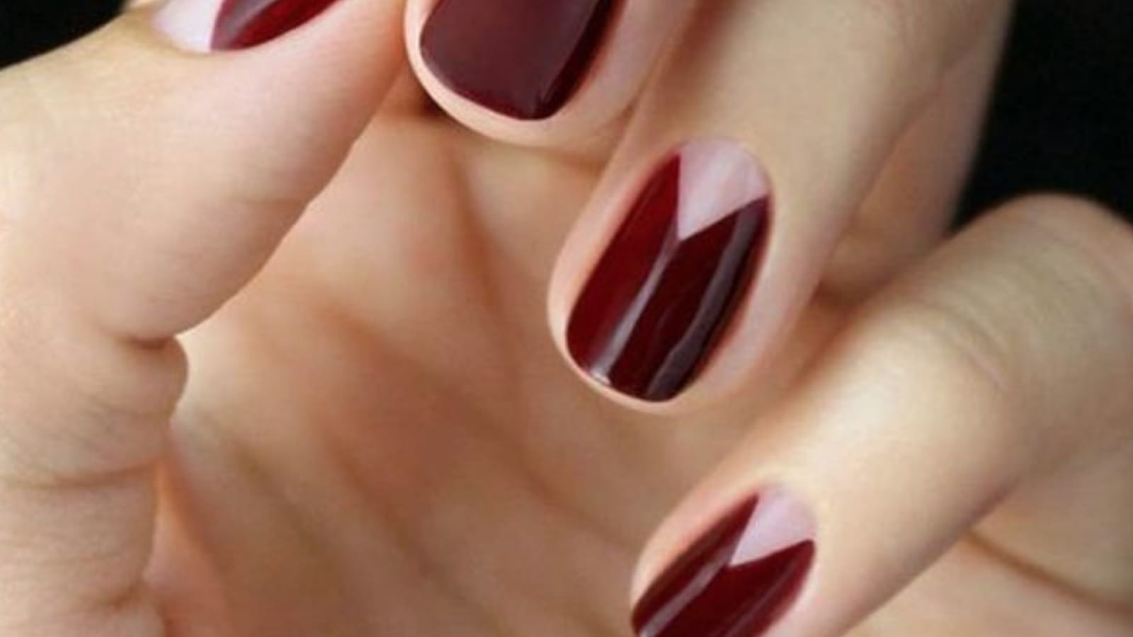 Une manucure rouge géométrique
