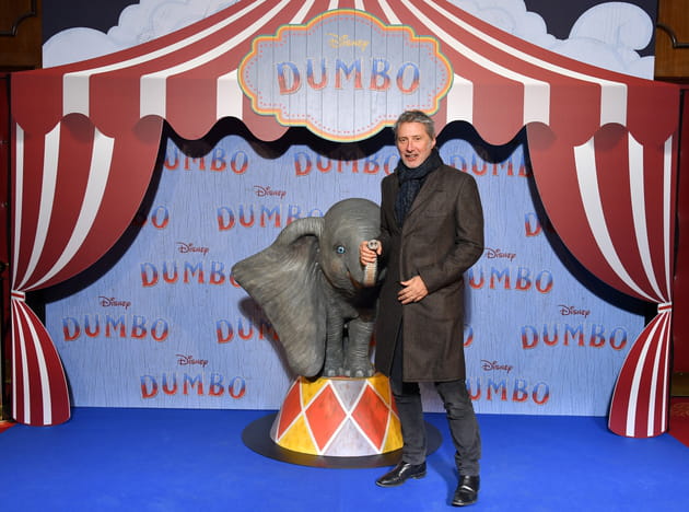 Antoine de Caunes serre la trompe du fameux Dumbo