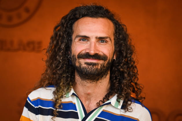 Maxime Musqua prend la pose &agrave; Roland-Garros (et r&eacute;v&egrave;le qui l'a invit&eacute;)