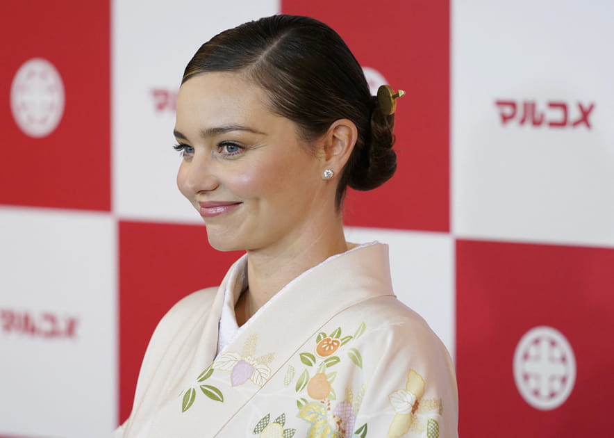 Le chignon bas sage de Miranda Kerr