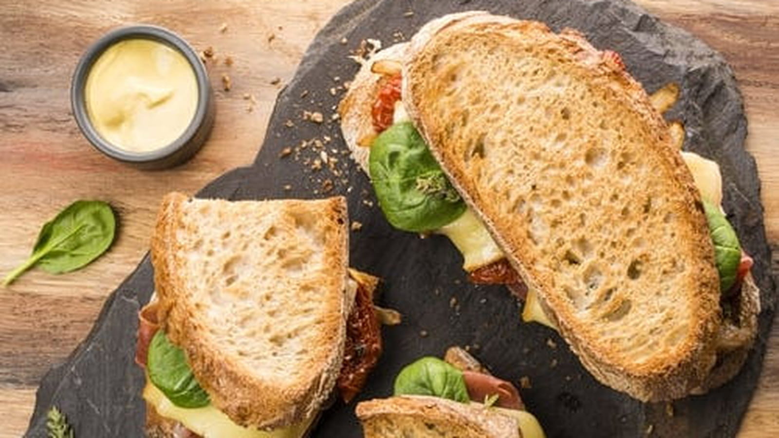 Burger de campagne au jambon cru, tomates confites et pousses d’épinards