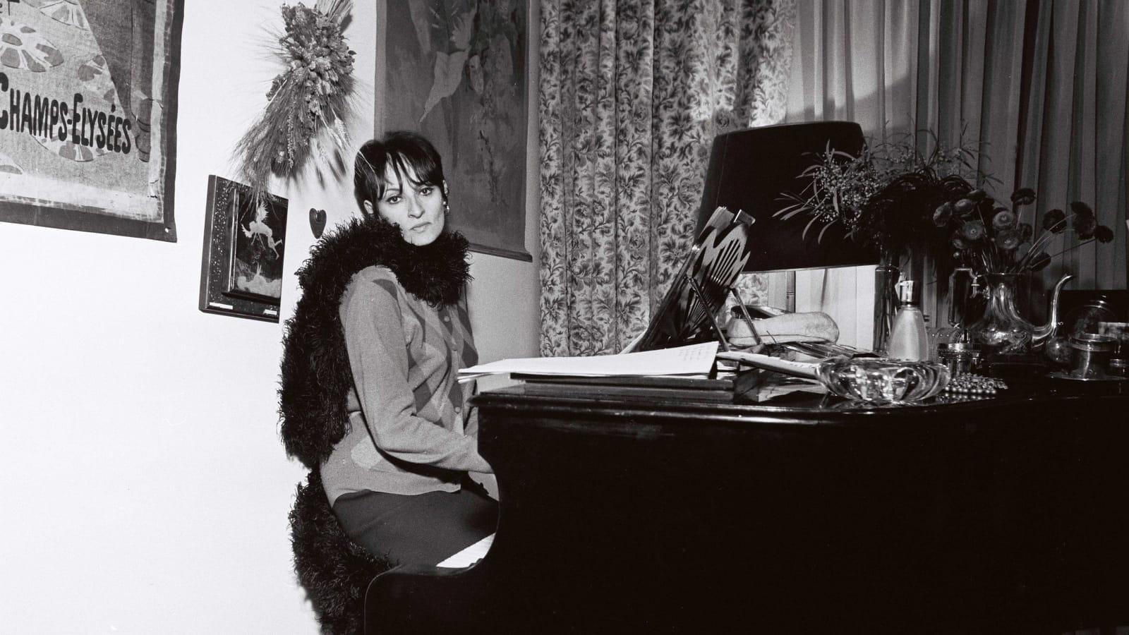 Au piano, à son domicile parisien