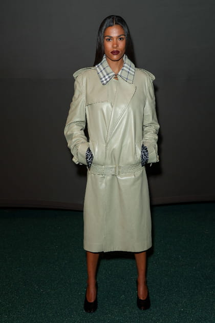 Tina Kunakey en trench en cuir