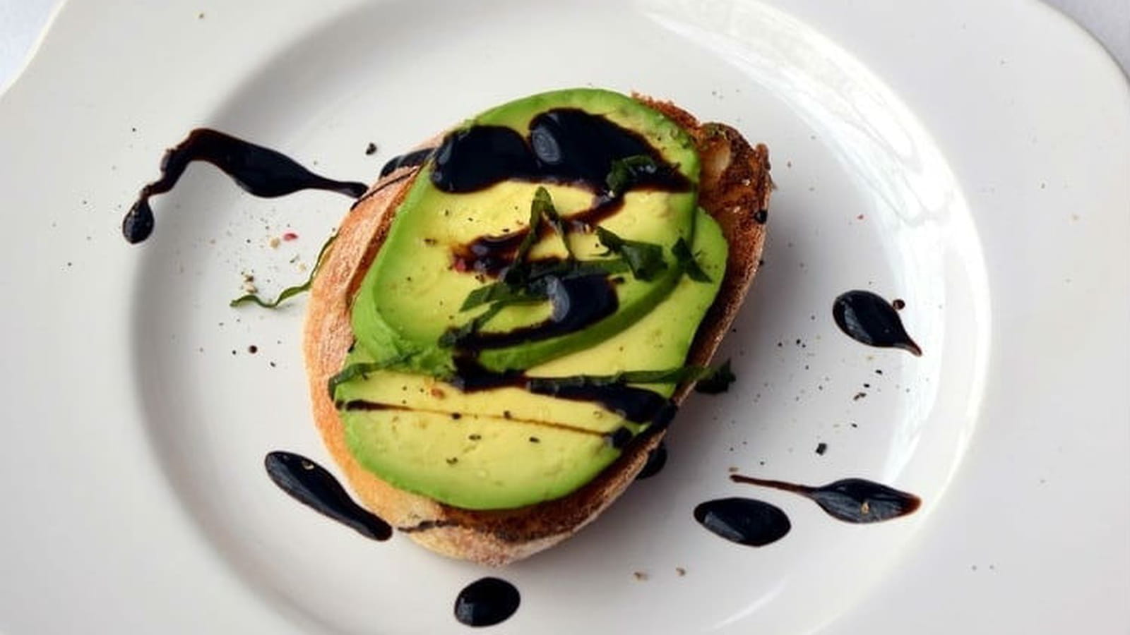 Bruschetta à l'avocat et au vinaigre balsamique