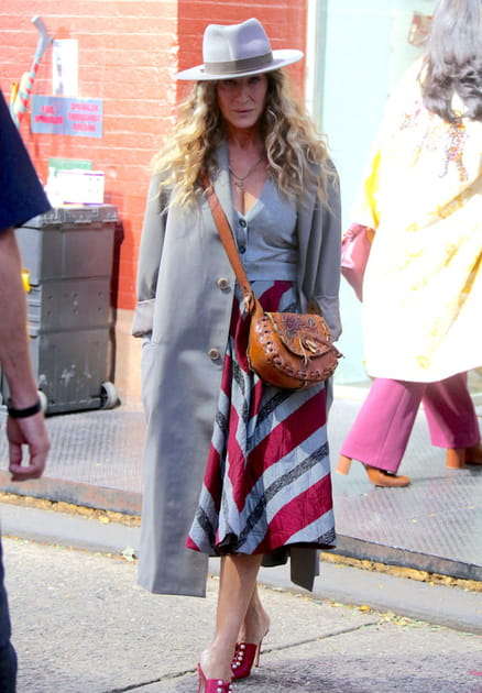 Carrie Bradshaw en jupe ray&eacute;e et chapeau Larose